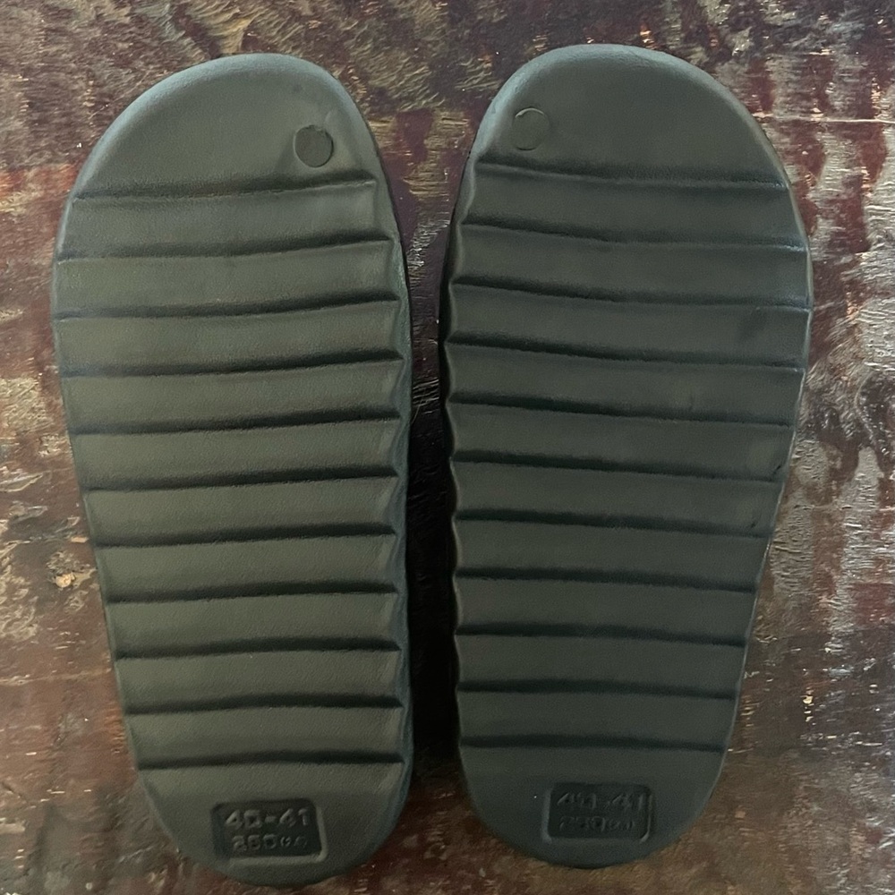 Hello Kitty Black Slippers - Picture 4 of 4